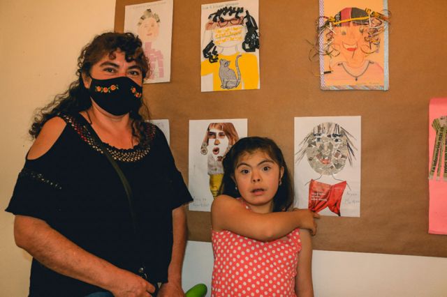 La madre de familia Karina Duchen  junto a su pequeña Keyra Martínez.