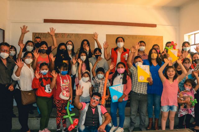 Los niños del ‘Taller de Collage con Material Reciclado’ junto a sus padres y maestros.