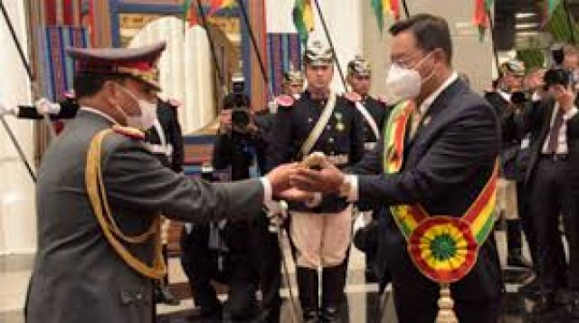 Presidente Arce recibe Bastón de Mando en calidad de capitán general de las FFAA