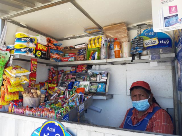 Rosa y cómo vender golosinas a los 67 para sobrevivir en Tarija
