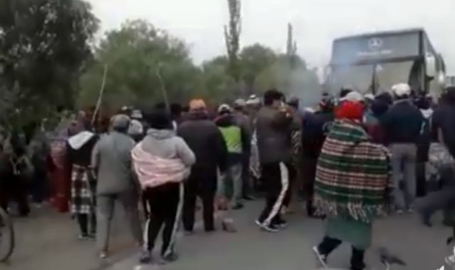 Bloqueos en Tupiza sorprenden a masistas que viajan a recibir a Evo