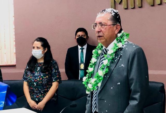 Nuevo Ministro de Salud toma posesión de su despacho con la misión de proteger a la población