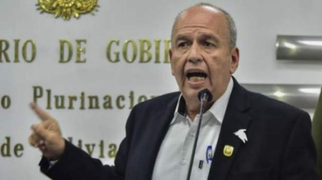 Piden investigar a Murillo por presunta quema de la libreta militar de Evo