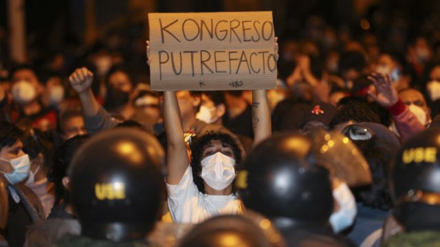"Merino no me representa": Peruanos protestan contra la el nuevo mandatario y la destitución de Vizcarra (VIDEOS)