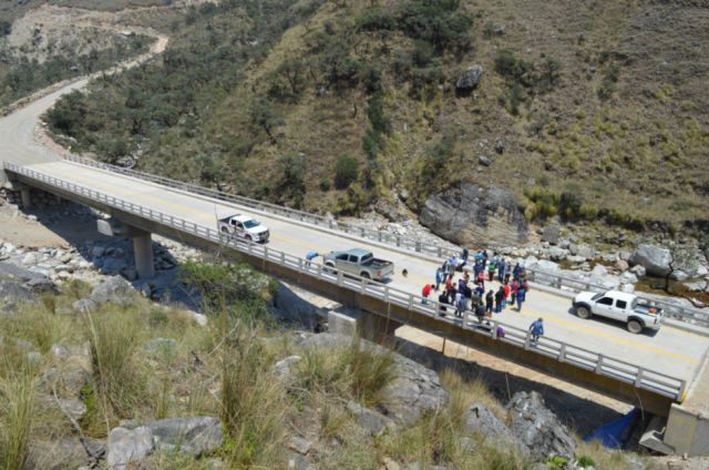 Subgobernación realiza entrega provisional del puente que une a provincias Cercado y Avilés