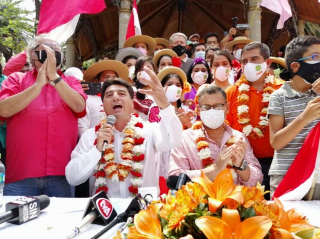 Montes se desdice y firma alianza con Torres