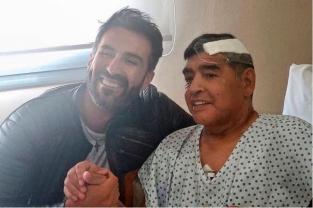 Tras 8 días de su cirugía en la cabeza, Maradona sale del hospital