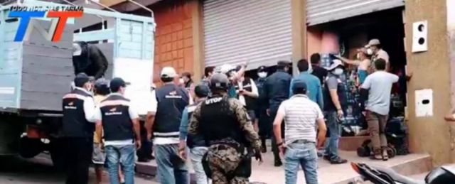 Aduana allana centro de acopio de bebidas en el mercado Campesino de Tarija