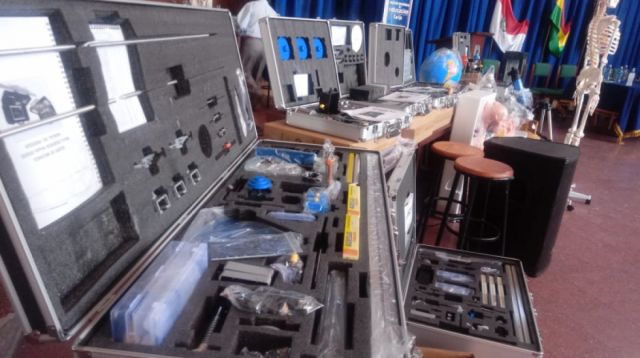 Entrega de equipamiento para colegios en Tarija