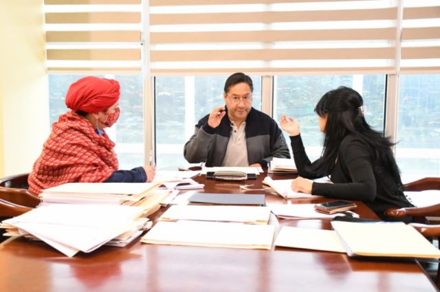 Arce sostiene reuniones de trabajo en busca de soluciones económicas
