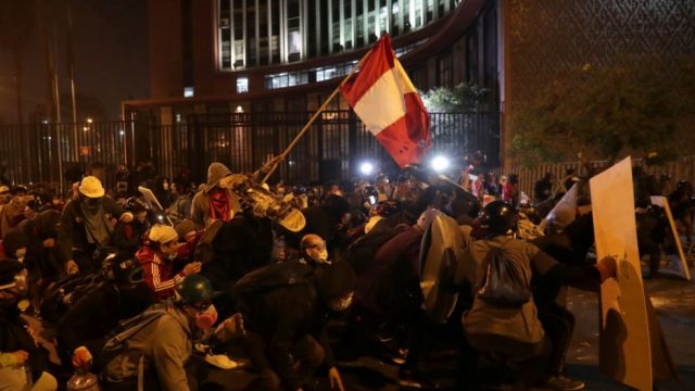  Al menos dos muertos tras el "uso indiscriminado" de bombas lacrimógenas y perdigones de la Policía contra los manifestantes en Perú