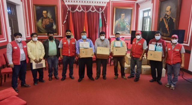 COED entrega insumos de bioseguridad para choferes de taxi trufis de Tarija