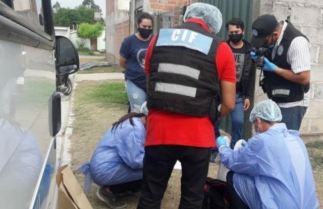 Atacó a puñaladas a su pareja en un baldío