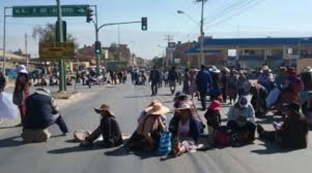 Padres de familia mantienen el bloqueo de la carretera que conecta a Cochabamba con el occidente