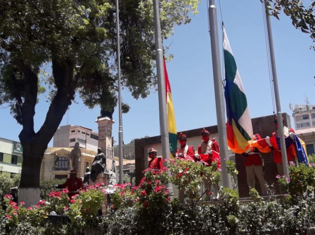 Las notas del Himno Nacional resuenan en la Plaza Murillo a 175 años de su estreno