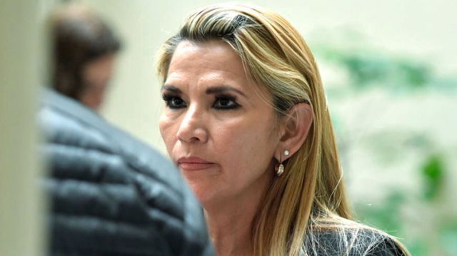 Barral dice que Áñez dejó “cadáveres políticos”