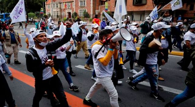 Trabajadores y estudiantes marchan contra Iván Duque