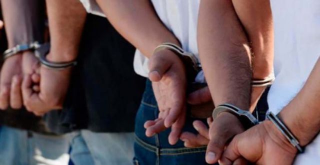 Arrestan a 3 choferes por  golpear a un  pasajero