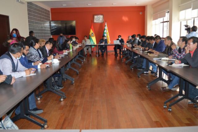 Gobierno, maestros urbanos y educadores rurales firman acuerdo para reencaminar la educación