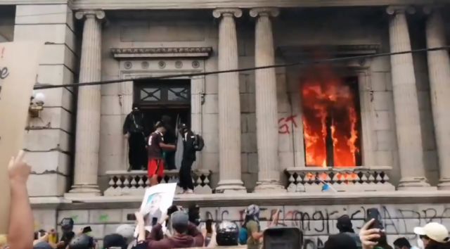 Cientos de manifestantes toman el Congreso de Guatemala y le prenden fuego