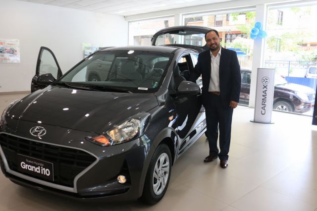 Joel Vargas muestra el modelo plus  del nuevo Hyundai Grand i10.