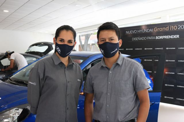 Los miembros de la familia Carmax,  Blanca Rodas y Jonatan Flores.