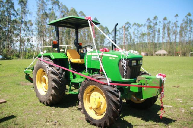 Gobernador de Tarija entrega un tractor para fortalecer al sector agrícola de Emborozú