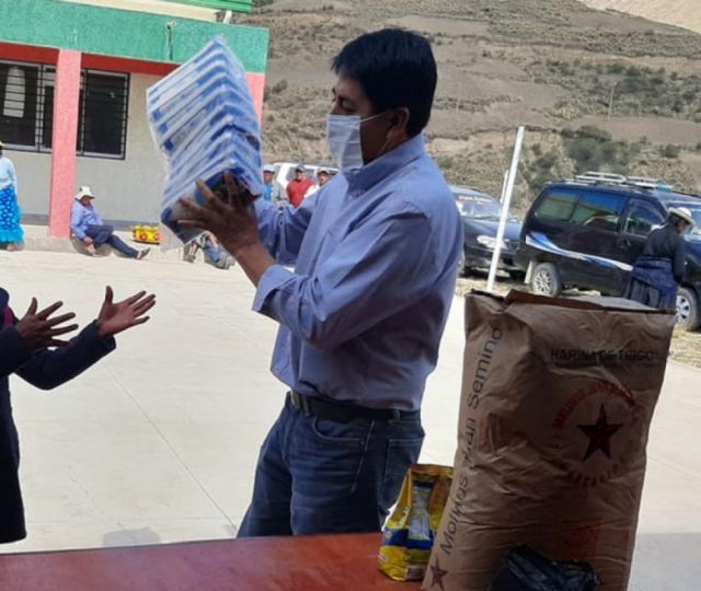  Investigan a Alcalde de Padcaya por uso de productos de contrabando en paquete alimentario