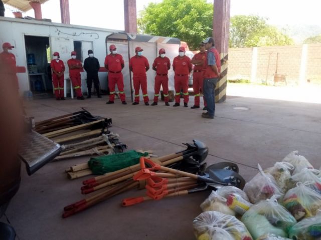 Gobernación de Tarija entregó materiales contra incendios a Bomberos de Yacuiba