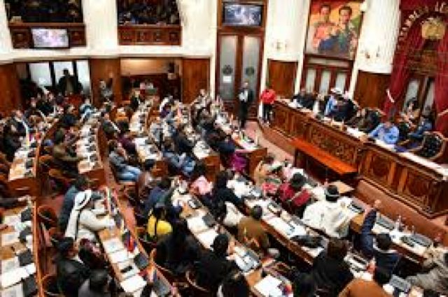 Creemos presenta acciones de inconstitucionalidad para reinstaurar dos tercios