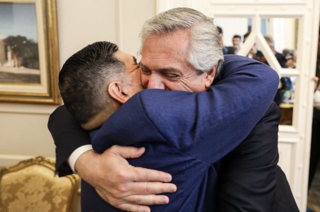 Fernández agradece a Maradona por llevar a Argentina a "lo más alto del mundo"