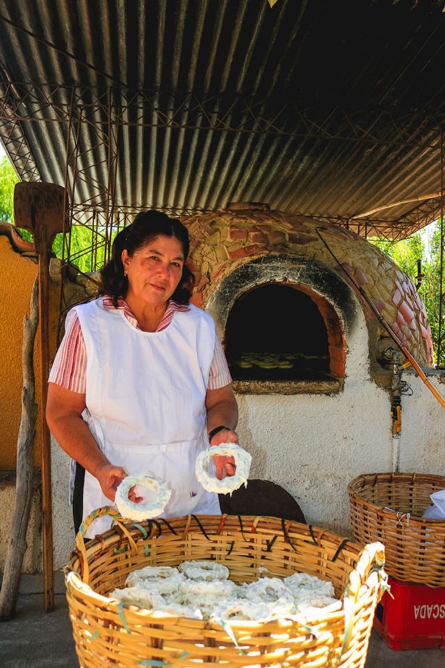 “Hay que tener rosquetes  secos y frescos, hay gente que quiere seco para llevar y fresco  para servirse con un cafecito”, destaca la artesana de 60 años. 