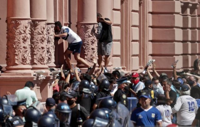 Reportan disparos y choques con la Policía en medio del velatorio de Maradona, se llevan el féretro