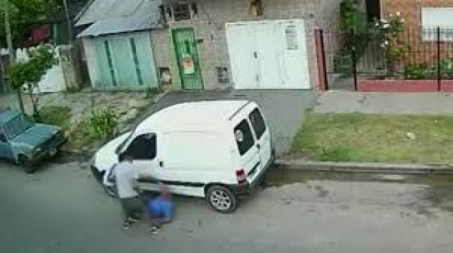 Fue atacado  con 1 fierro  en la cabeza  en un robo 