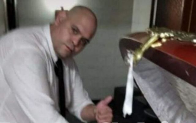 Indignación: Empleado de funeraria se saca una foto junto al cuerpo de Maradona