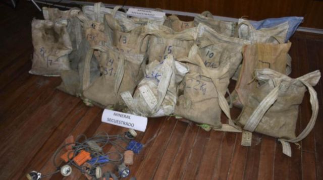 Caen 2 personas con 14  sacos de mineral robado