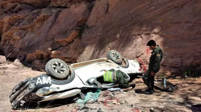 Camioneta se  embarranca 60 metros en ruta Villa Montes-Tarija, deja dos muertos 