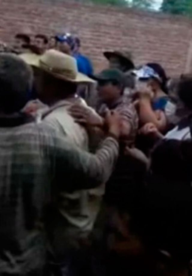 El MAS culpa a infiltrados por asamblea que acabó a golpes