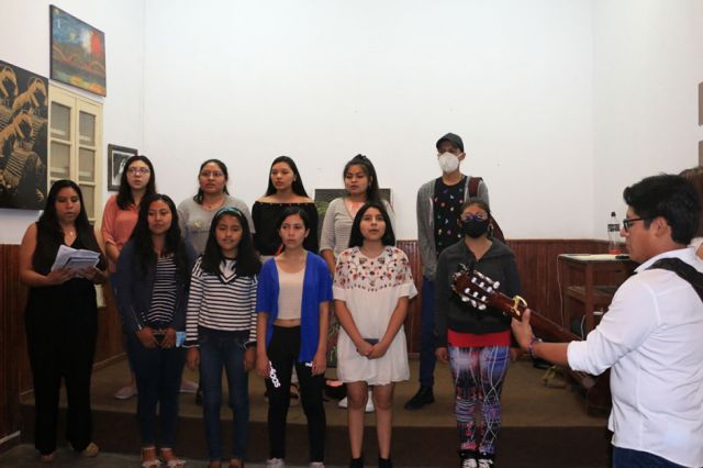 Los estudiantes interpretaron dos temas musicales.