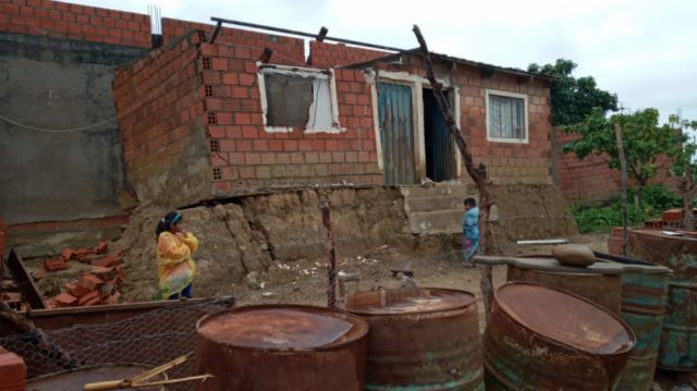 Casa a punto de caer por lluvias en Tarija, piden ayuda