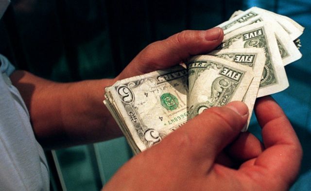 Aprehenden  a una niñera  por sustraer $us 5.000 