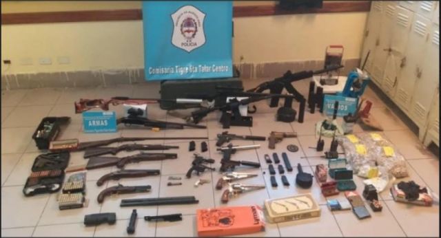 Descubren  arsenal en  de falsos  policías