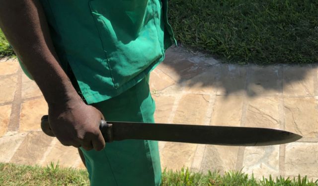 Se clavó un machete luego de discutir con su expareja