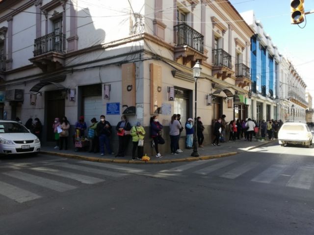 Adultos mayores en Tarija reclaman “trabas” para cobros en bancos