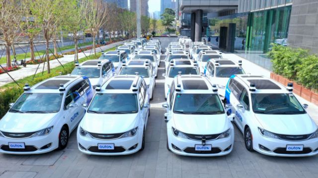 Estrenan en China los primeros taxis totalmente robóticos