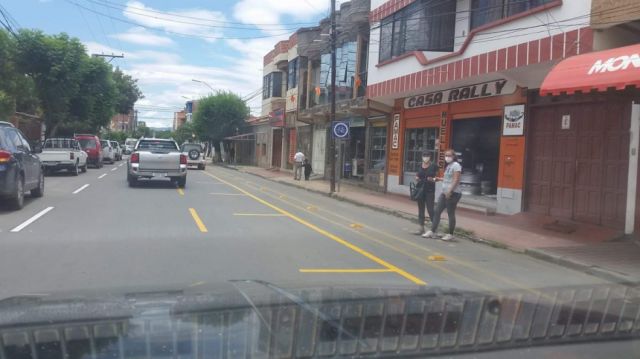 Implementan proyecto piloto para parqueo de movilidades y ciclovías en avenida Belgrano de Tarija