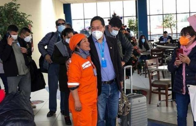 Arce viaja en vuelo comercial," viajar en avión presidencial cuesta mucha plata"