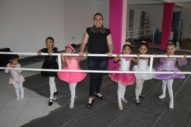 La maestra de danza constantemente se actualiza en el estudio de la danza, actualmente se encuentra cursando un Diplomado en Pedagogía  en Baby Ballet.