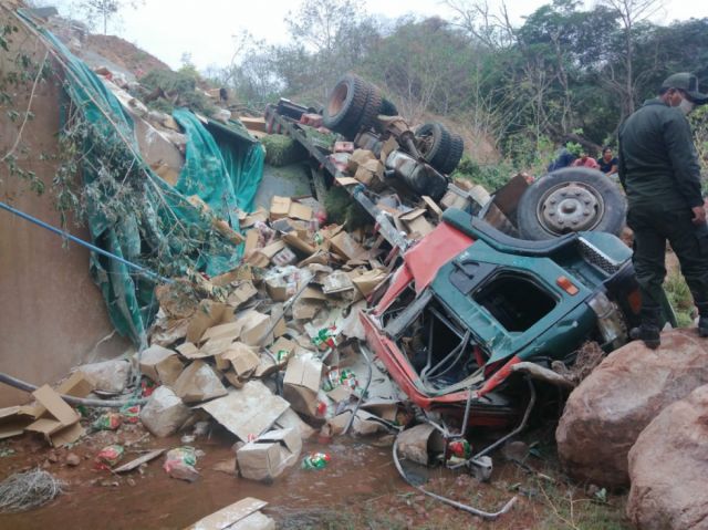 Fallece chofer de un camión tras embarrancamiento en la carretera Entre Ríos-Tarija