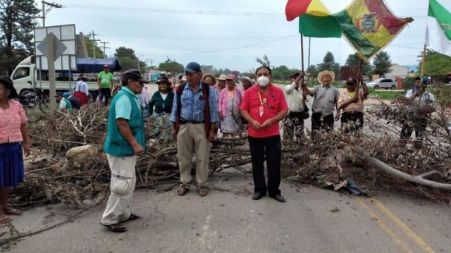 Villamontinos bloquean la ruta 9 en demanda del Serepe